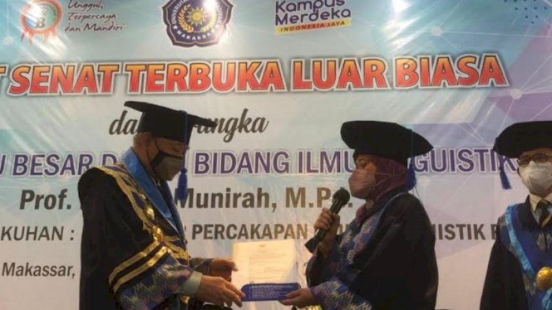 Pengukuhan berlangsung di Gedung Balai Sidang Unismuh Makassar, Jumat (1/4/2022).