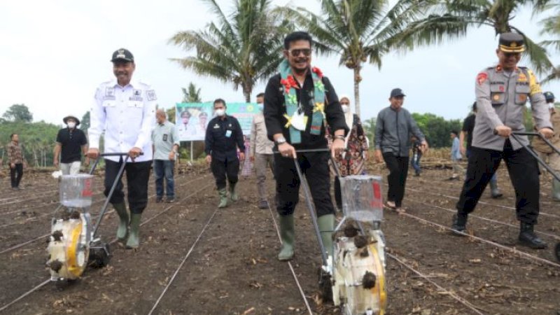 Menteri Pertanian, Syahrul Yasin Limpo (tengah).