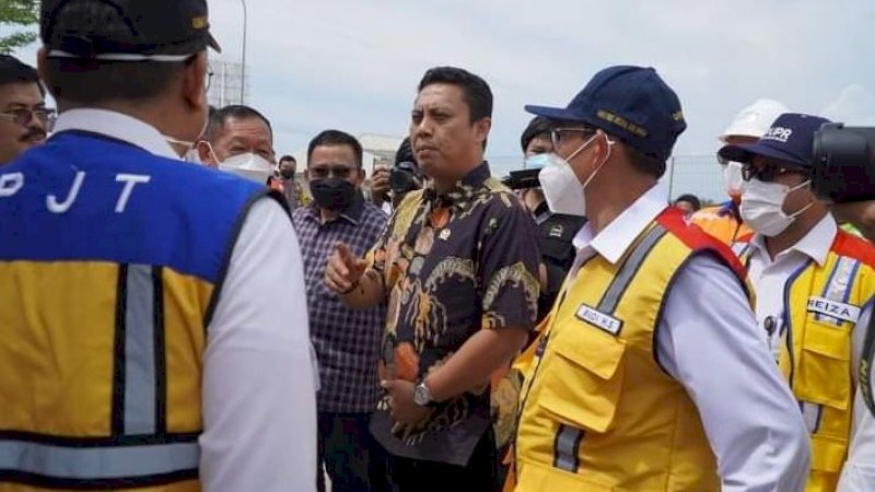 Wakil Ketua Komisi V DPR RI, Andi Iwan Darmawan Aras (AIA), saat meninjau proyek pembangunan jalan akses tol Makassar New Port (MNP).