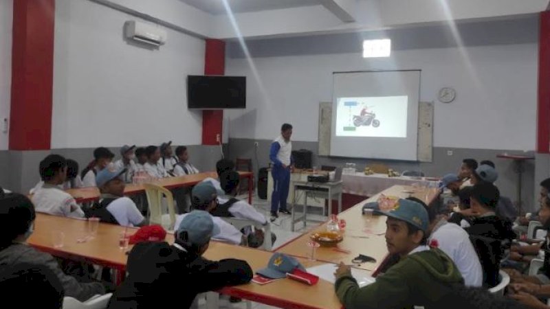 Tim safety riding Asmo Sulsel mengunjungi SMK Tri Tunggal 45 Makassar untuk menggelar edukasi #Cari_Aman, Senin (28/3/2022).