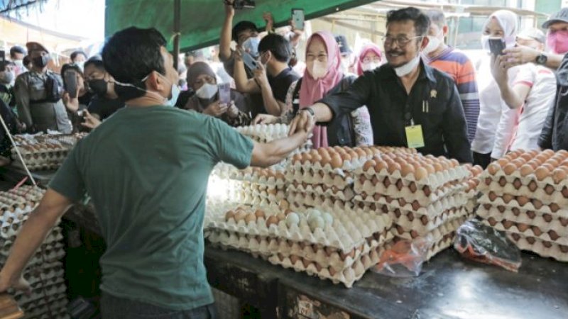 Menteri Pertanian, Syahrul Yasin Limpo (kanan), beriteraksi dengan salah seorang pedagang pasar. Kementerian Pertanian (Kementan) terus melakukan pengendalian stok pangan di 34 provinsi di Indonesia.