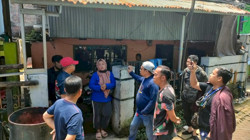 Penjabat Dirut PDAM Makassar ,Beni Iskandar dan jajarannya saat temui warga,di Kelurahan Panampu, Kecamatan Tallo, Sabtu (2/4/2022).