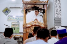 Tarawih Perdana, Bupati Barru Ingatkan Jemaah Masjid Prokes dan Vaksin