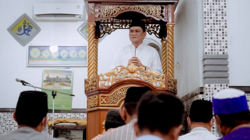 Tarawih Perdana, Bupati Barru Ingatkan Jemaah Masjid Prokes dan Vaksin