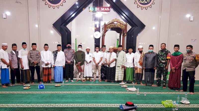 Camat Andi Salman Baso bersama Tripika saat berada di mesjid At-Taqwa Kelurahan Buntusu, Senin malam,(4/4/22).