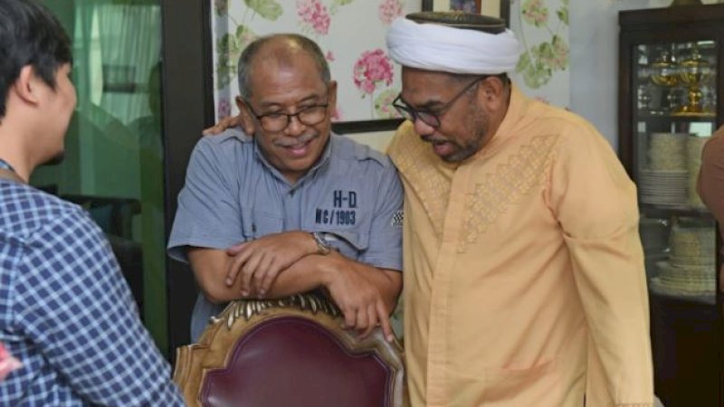 Juru Bicara Presiden, Ali Mochtar Ngabalin (kanan), bersama tokoh politik Sulsel, Ilham Arief Sirajuddin, di kediamannya, Senin (4/4/2022).