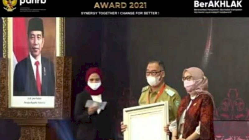 Wakil Wali Kota Parepare, Pangerang Rahim, yang hadir mewakili Wali Kota Parepare, Taufan Pawe, menerima penghargaan dari Sekretaris Jenderal Kemenpan-RB, Rini Widyantini, di The Tribrata Darmawangsa, Jakarta, Selasa (5/4/2022).