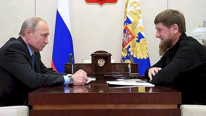Presiden Rusia, Vladimir Putin, bersama Presiden Republik Chechnya, Ramzan Kadyrov, dalam satu pertemuan. (Foto: Twitter/@KremlinRussia_E)