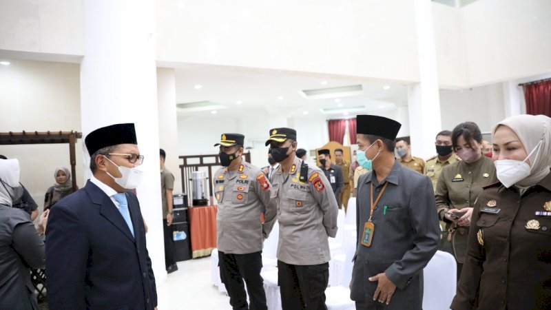 Wali Kota Makassar,Moh Ramdhan “Danny” Pomanto lantik Kadis Dukcapil Makassar di Baruga Anging Mammiri Rumah Jabatan Wali Kota Makassar, Selasa (5/4/2021