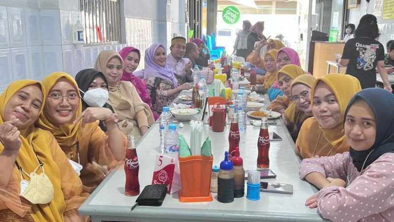 Jajaran Pegawai Bappeda Makassar saat akan menyantap mie Anto di Kebudayaan  Kota Makassar,(1/4/22).