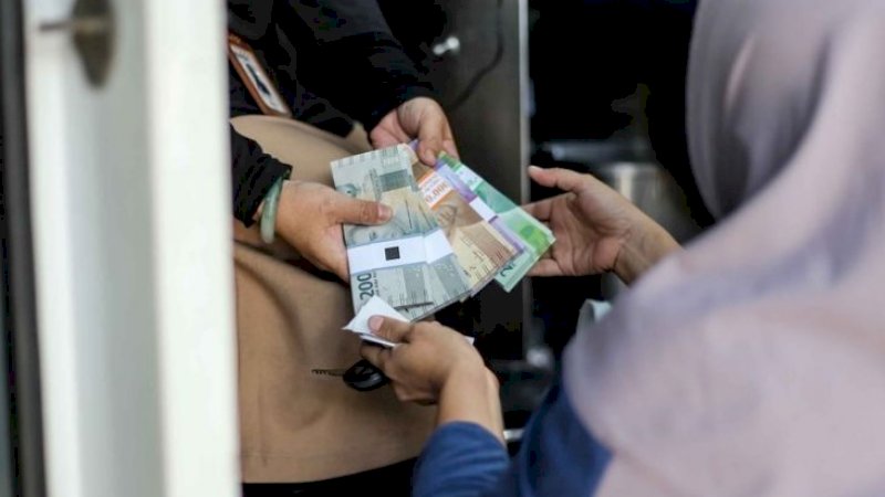 Ilustrasi penukaran uang baru, tempat penukaran uang baru, tempat penukaran uang baru terdekat, penukaran uang baru 2022, jadwal penukaran uang baru di Bank Indonesia. (KOMPAS.com/GARRY LOTULUNG)