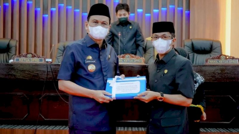 Bupati Barru, Suardi Saleh (kiri), menyerahkan Laporan Keterangan Pertanggungjawaban (LKPJ) Pemkab Barru tahun anggaran 2021 ke DPRD dalam rapat paripurna di ruang rapat gedung DPRD Barru, Rabu (6/4/2022).