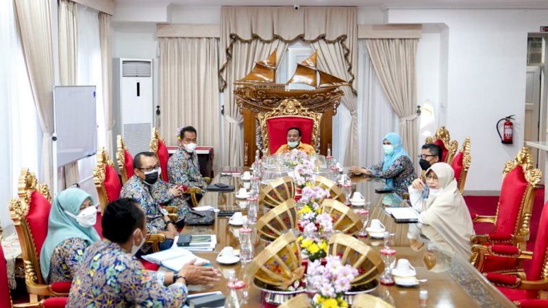 Gubernur Sulsel Andi Sudirman Sulaiman (tengah)