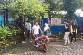 Ciptakan Lingkungan yang Bersih, Diskominfo Rutin Gelar Kerja Bakti 
