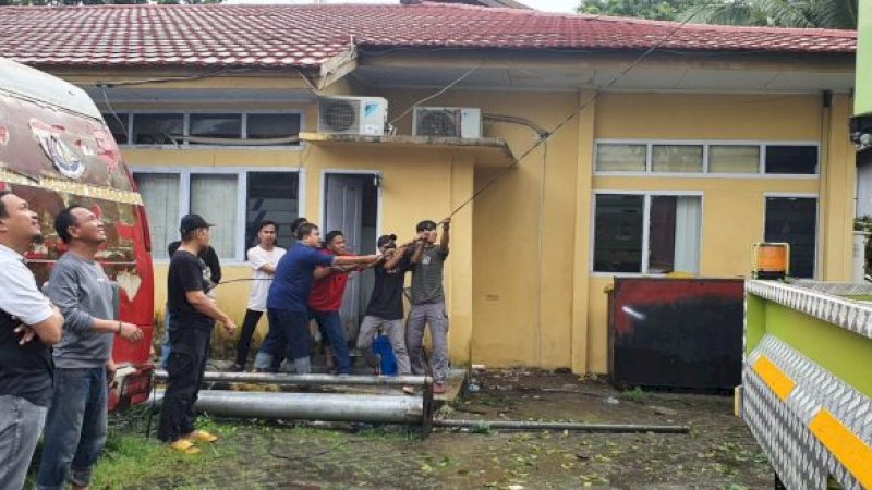 Kadiskominfo Makassar, Mahyuddin dan jajarannya saat melakukan kerja bakti yakni Jumat Bersih, (7/1/22)