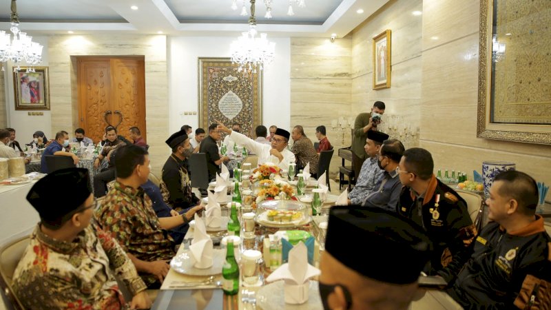 Wali Kota Makassar Moh. Ramdhan "Danny" Pomanto bersama Wakilnya Fatmawati Rusdi menerima peserta Studi Strategis Dalam Negeri (SSDN) Program Pendidikan Reguler Angkatan (PPRA) LXIII tahun 2022, Lemhanas RI, di kediaman pribadinya, di jalan Amirullah No.18. Kamis (7/4/2022). 