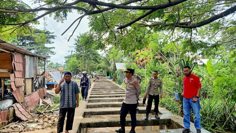 Kapolsek Moncongloe, Ipda Mansgur dan personil langsung turun ke lokasi saluran air baku di Inspeksi PDAM Ballapati Desa Moncongloe Lappara Kec. Moncongloe Kabupaten Maros. Sabtu. (9/4/22).