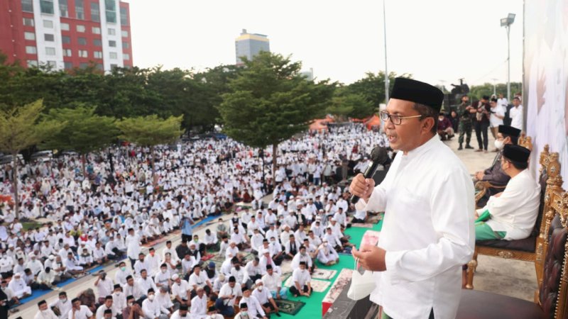 Wali Kota Makassar, Moh Ramdhan Pomanto saat kegiatan Salat Subuh Berjamaah di Anjungan Losari, Minggu,(10/4/22)