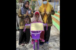 Girang, Anak TK di Wajo Dapat Hadiah Sepeda dari Gubernur Andi Sudirman