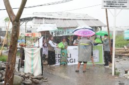 Diguyur Hujan, MES Sulsel Berbagi Sembako