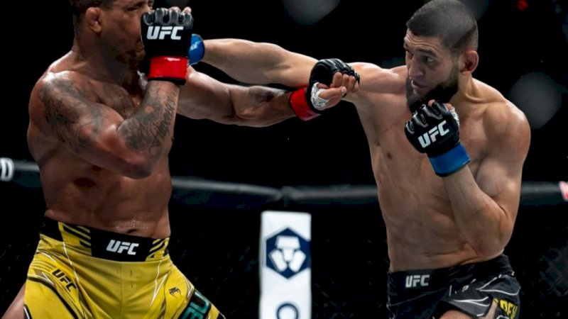 Khamzat Chimaev menghajar Gilbert Burns. (UFC)