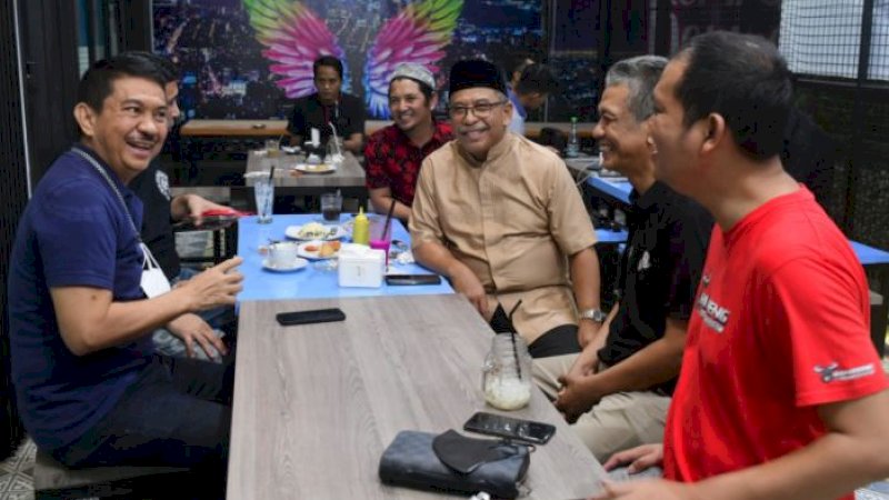 Politisi Sulsel, Ilham Arief Sirajuddin (IAS), ngopi bareng Ketua PDIP Sulsel, Andi Ridwan Wittiri (ARW) di Mbuuk Coffee Shop, Jalan Landak Baru, Sabtu (9/4/2022). 