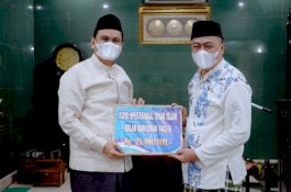 Safari Ramadan di Masjid Agung, Bupati Barru Serahkan Bantuan Rp25 Juta