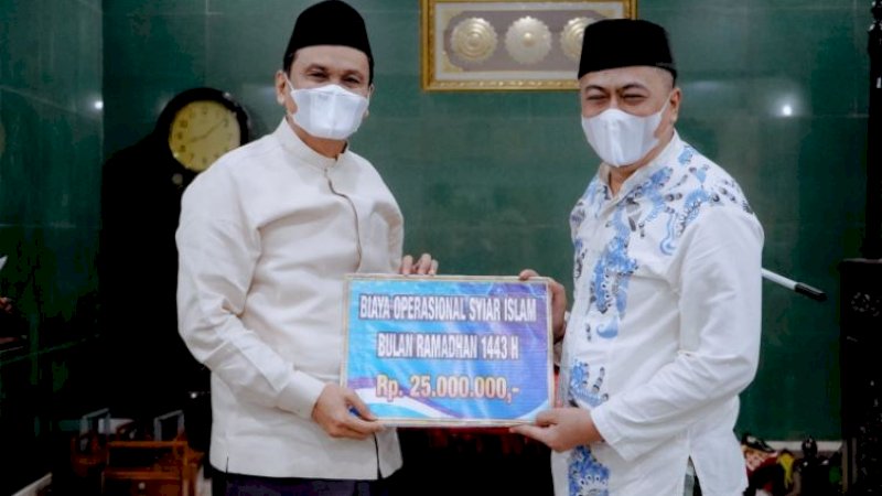 Bupati Barru, Suardi Saleh, menyerahkan bantuan itu kepada Ketua Umum pengurus Masjid Agung Nurul Iman, Abustan A.B., usai melaksanakan salat Isya berjemaah disaksikan para jemaah yang hadir, Sabtu (9/4/2022).