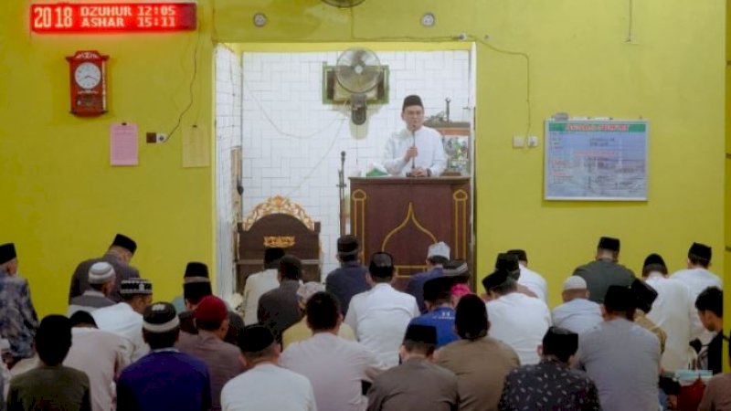 Bupati Barru di Masjid Al-Ikhlas, Gempunge, Kecamatan Barru, Ahad (10/4/2022).
