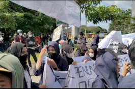 Unjuk Rasa di Makassar Diramaikan Mahasiswi-mahasiswi Cantik