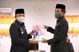 Bupati Bantaeng Serahkan LKPj 2021 ke DPRD