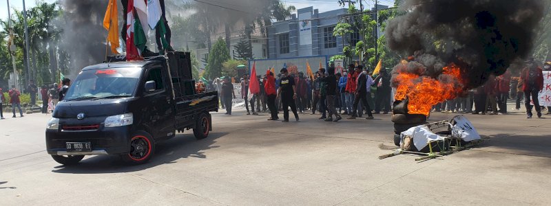 Sempat Blokade Jalan Trans Sulawesi, Unjuk Rasa Mahasiswa di Pangkep Berakhir Damai