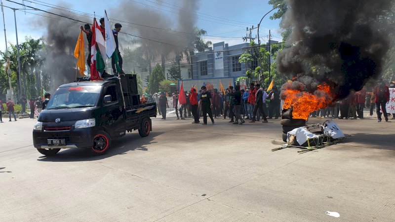 Demonstran membakar ban dan keranda sebagai simbol matinya keadilan di negeri ini.