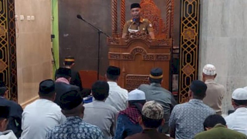 Camata Tamalanrea, Andi Salman Baso saat menggelar Safari Ramadhan du Masjid Al Muamalah, Senin malam,(11/4/22).