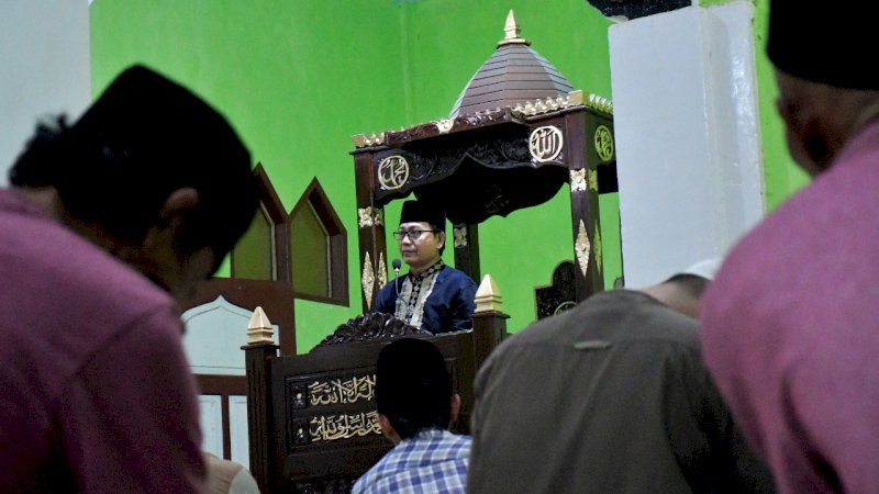 Wabup Luwu Utara Bayar "Utang" ke Jemaah Masjid