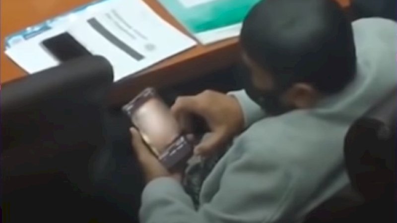 Baru-baru ini diduga Anggota DPR RI tertangkap kamera sedang menonton video porno saat bersidang di ruang parlemen. Aksinya itu viral di media sosial. (Tangkapan Layar Youtube Vivacoid)