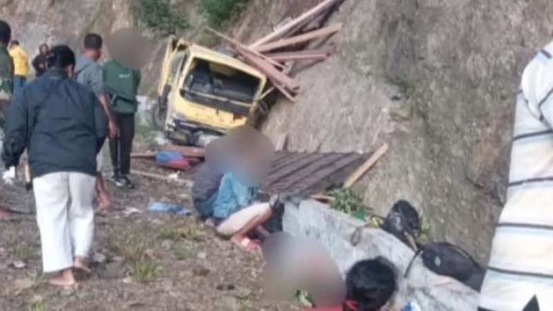 Lokasi kecelakaan maut sebuah truk di Kilometer 10, Distrik Minyambou, Kabupaten Pegunungan Arfak (Pegaf), Papua Barat, Rabu dini hari (13/4/2022). (Foto: Antara)