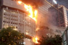 Mal Terbesar di Surabaya Tunjungan Plaza Terbakar