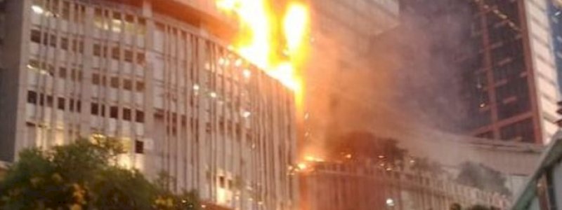 Mal Terbesar di Surabaya Tunjungan Plaza Terbakar