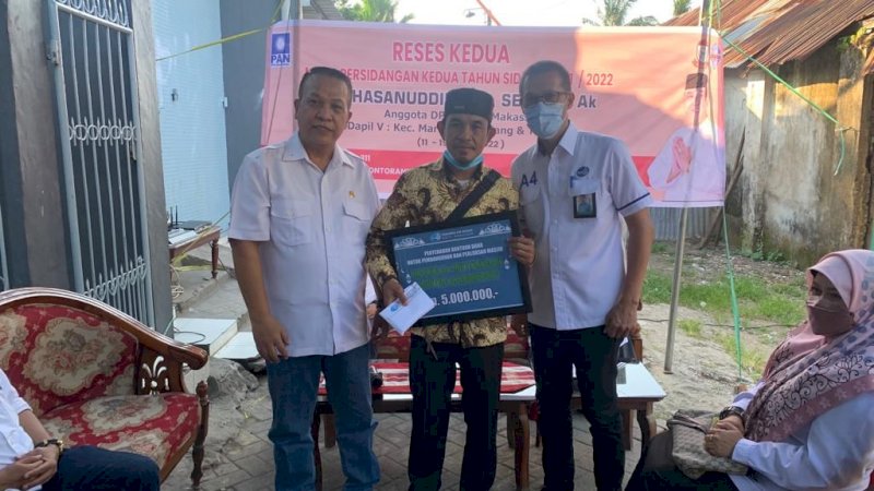 Bantuan diserahkan kepada Hasanuddin Leo dan selanjutnya diberikan pada Ketua Pembangunan Masjid Al-Muttahidah Kelurahan Barombong, Kecamatan Tamalate,(13/4/22).