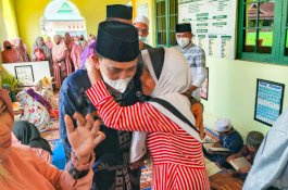 Bupati Wajo Dipeluk Erat Nenek-Nenek Saat Safari Ramadan