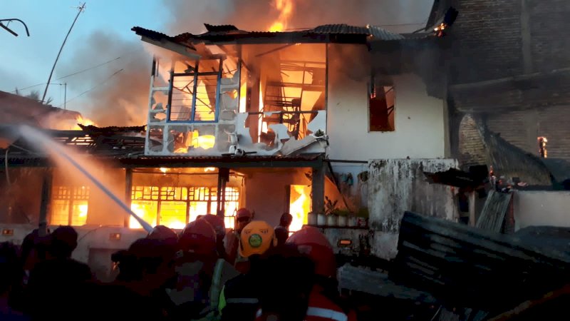 Sebanyak tujuh rumah di Jalan Pandang II, Kelurahan Pandang, Kecamatan Panakkukang, Kota Makassar hangus dilalap si jago merah, Jum'at (15/4/2022). (Foto: Damkar Makassar)