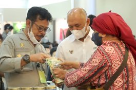 SYL Bersama Tenten Masduki Tinjau Alsintan Produk Dalam Negeri