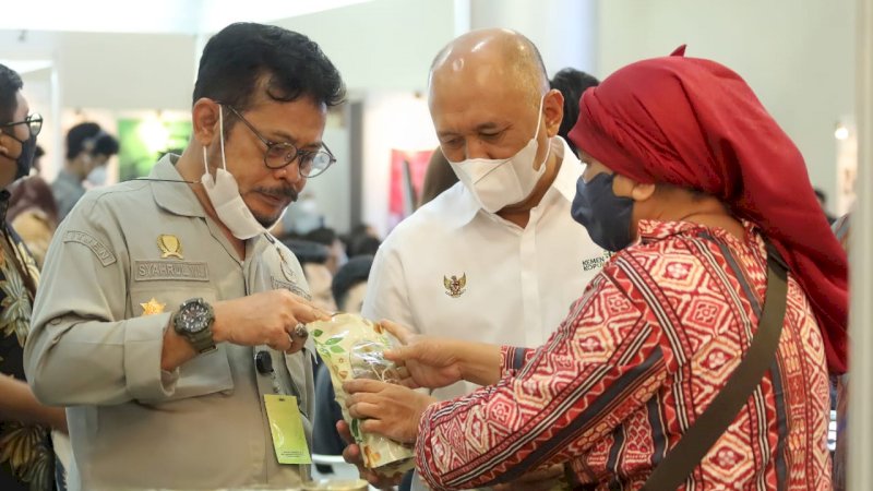 Menteri Pertanian Syahrul Yasin Limpo (Mentan SYL) bersama Menteri Koperasi dan UKM Teten Masduki menghadiri acara Showcase dan Business Matching Alat Pertanian, Manufaktur dan Alat Berat di kawasan Pancoran, Jakarta Selatan. 