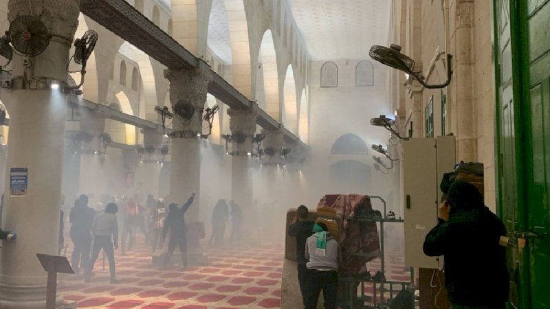 Polisi Israel menembakan gas air mata di dalam masjid Al-Aqsa ( Foto: twitter @Qudsn)