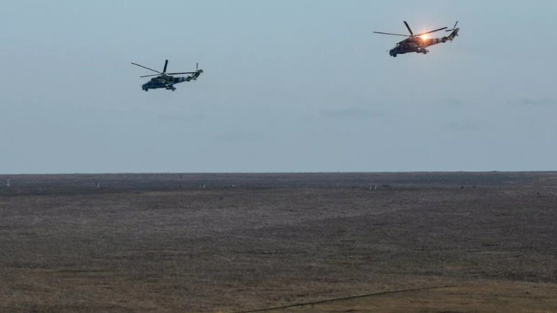 Helikopter tempur Ukraina menyeberang ke wilayah udara Rusia dan melakukan setidaknya enam serangan terhadap bangunan tempat tinggal di wilayah Bryansk. (AP Photo/ Evgeniy Maloletka)