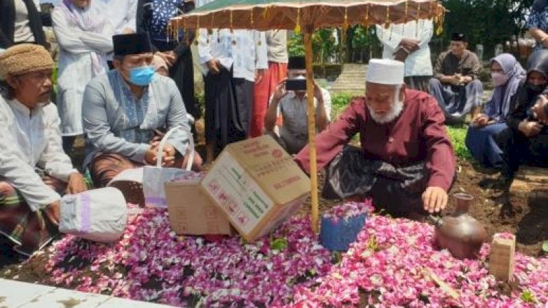 Prosesi pemakaman jenazah Muhammad Haekal Syaifullah Elsaf, putra diplomat Indonesia, Harun Syaifullah Syafa, di Boyolali, Kamis (14/4/2022). (Foto: VOA/Yudha Satriawan)