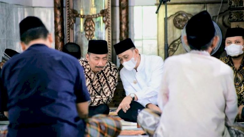 Bupati dan Wakil Bupati Wajo, Amran Mahmud-Amran, salat Jumat di Masjid Nurul Bayan, Desa Manyili, Kecamatan Takkalalla, Jumat (15/4/2022).
