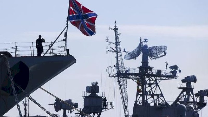 Penampakan kapal perang sebelum tenggelam di Laut Hitam. (Foto: AP/Pavel Golovkin)