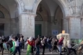 Serangan Israel di Masjid Al-Aqsa Menimbulkan Ketakutan Akan Konflik Baru
